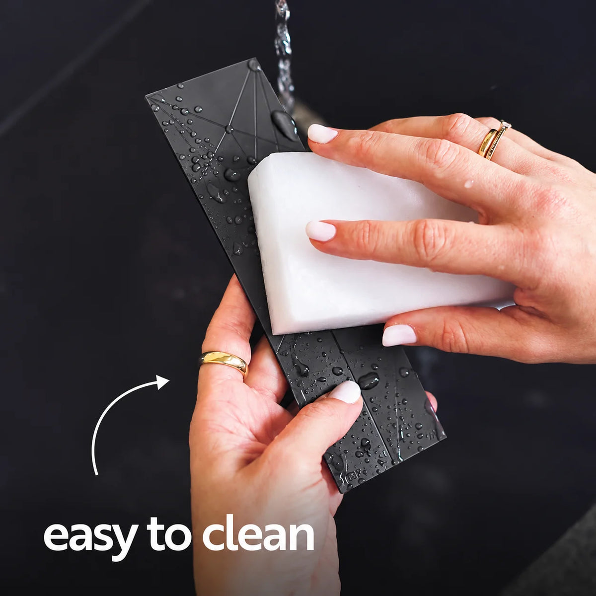 Magnetic measuring spoon easily cleaned by sponge